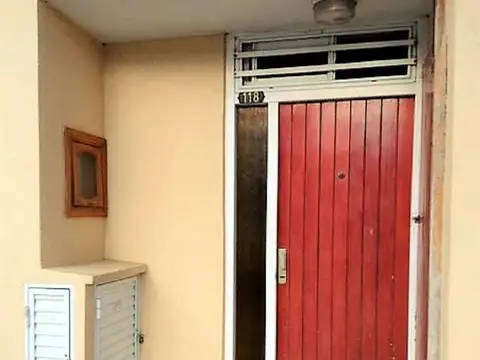 DOS AMBIENTES POR ESCALERA PLENO CENTRO PARA REFACCIONAR