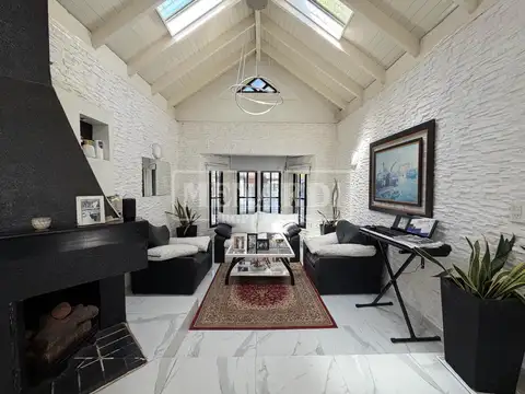 Casa en Venta con 2 cocheras