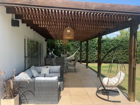 Casa en Alquiler con 4 cocheras