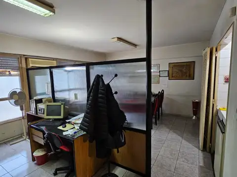 Oficina comercial de 35m2 totales al lateral en excelente ubicacion 