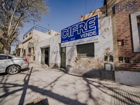 Lote IRREGULAR casa a la venta con salida a dos calles zonificación USAB2 PB   4 PISOS