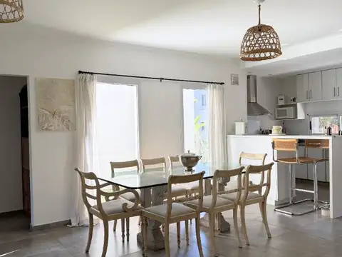 Casa 4 ambientes con 2 baños