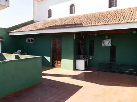 GRAN CASA A LA VENTA, HERMOSO BARRIO
