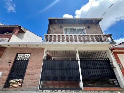 Venta Casa chalet  300m2 cubiertos apto multifamiliar 5 dormitorios jardin piscina a metros avenida