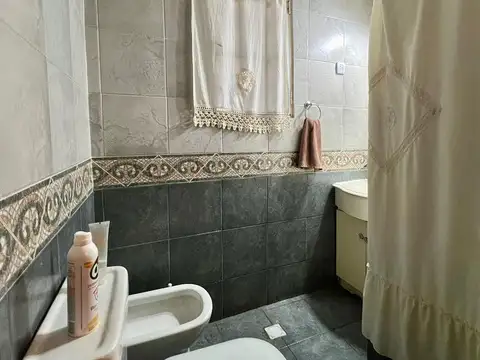 Venta Casa chalet  300m2 cubiertos apto multifamiliar 5 dormitorios jardin piscina a metros avenida