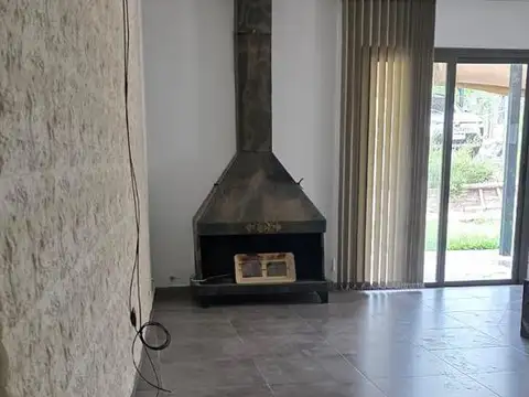 Casa en Alquiler con 3 cocheras