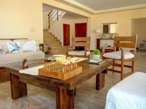 Casa en alquiler - 5 Dormitorios 5 Baños - Chascomus