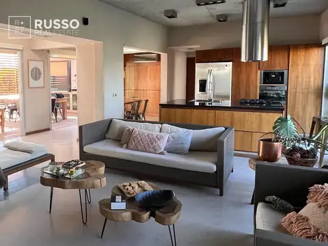 Casa 7 ambientes con 4 baños