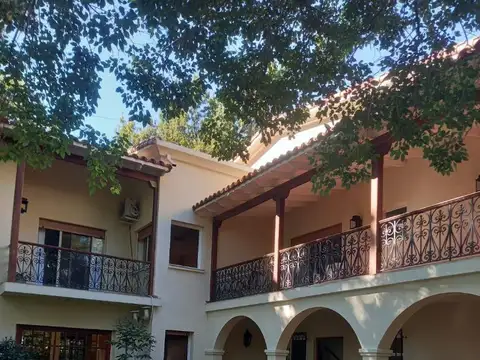 Gran casa en venta en lomas de San Isidro sobre lote 1224m2