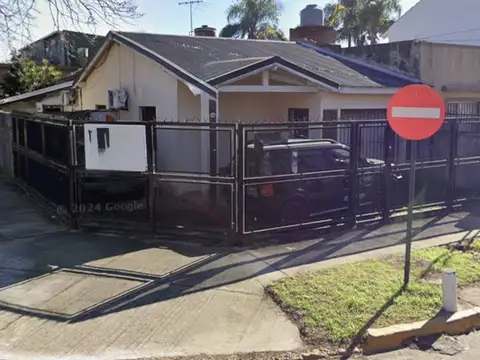 CASA EN VENTA 4 AMBIENTES -VILLA ADELINA -A REFACIONAR