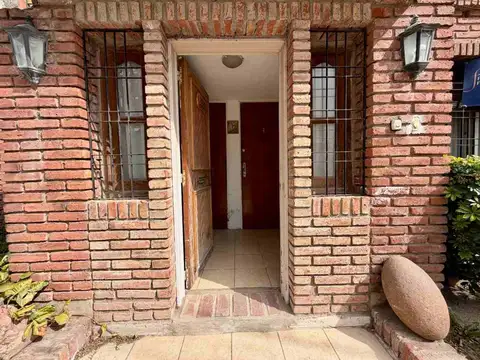 Casa 8 ambientes con 2 baños