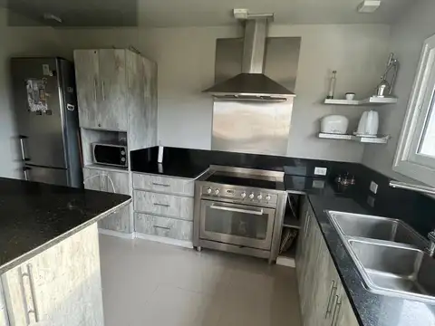 Casa 5 ambientes con 3 baños