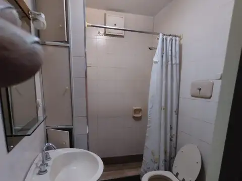 Bella casa de 3 amb, 2 baños, patio, tza, quincho y parrilla.