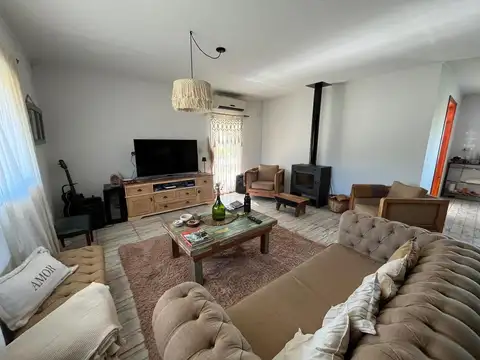 Casa 4 ambientes con 2 baños