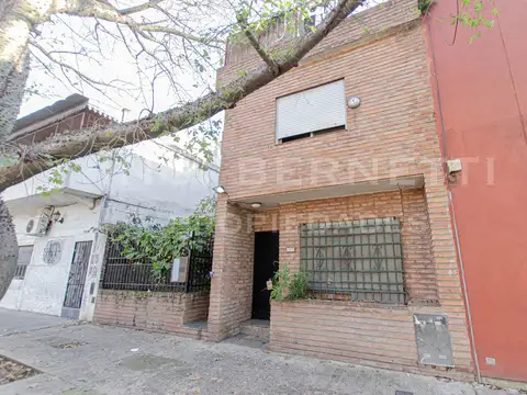 Casa 4 Ambientes en 2 plantas - Excelente ubicación -