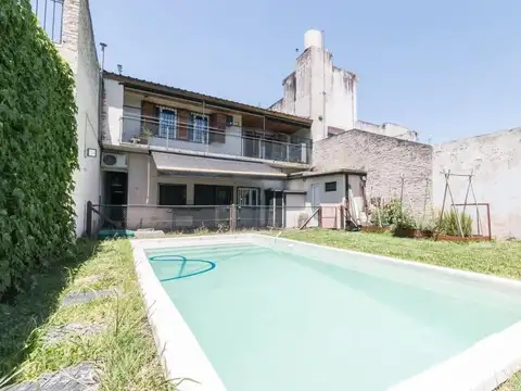 Casa en venta con 3 dormitorios, piscina y fondo libre en Temperley este, 300m2 totales, 200 cubiert