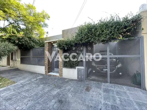 Casa en venta 3 amb moron sur remodelada a nuevo con parque y cochera
