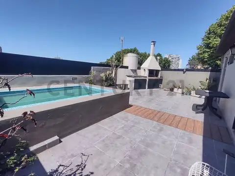 Venta casa con espacio de trabajo independiente, terraza privada, parrilla y pileta urbana