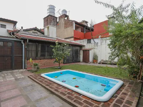 VENTA Casa 4 ambientes con Cochera Quincho y Patio con Pileta