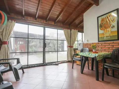 VENTA Casa 4 ambientes con Cochera Quincho y Patio con Pileta