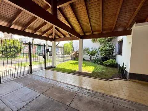 Lomas: 2 Casas Impecables + Quincho.Lote 361m2 Toma Permuta
