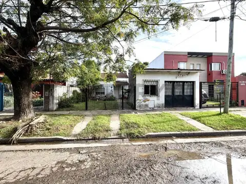 Venta Casa 3 ambientes en  Ituzaingó Norte sobre lote de 539 m² ideal desarrollo o reciclaje