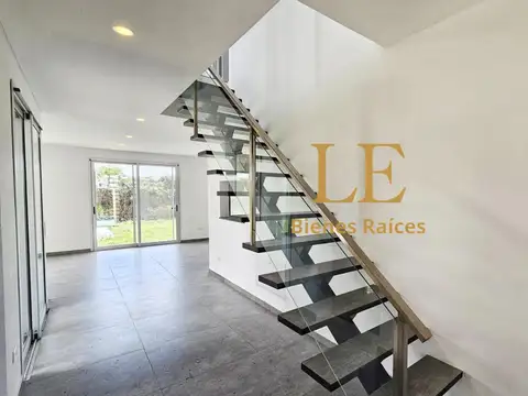 Casa 6 ambientes con 5 baños