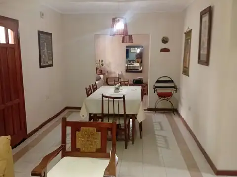 Casa con pileta + 3 departamentos en venta Paraná