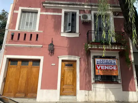 Casa estilo Ingles de 7 ambientes - con fondo libre.