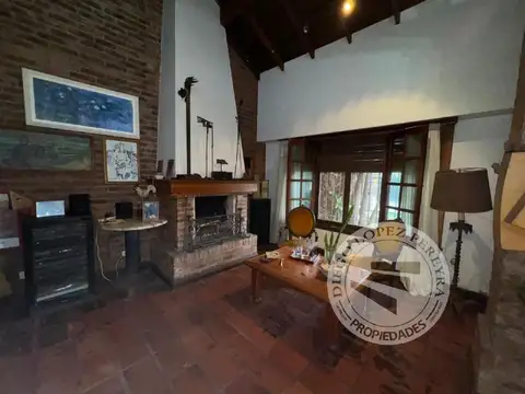 Amplio Chalet sobre gran lote, Olivos
