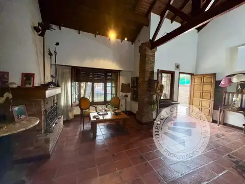 Amplio Chalet sobre gran lote, Olivos