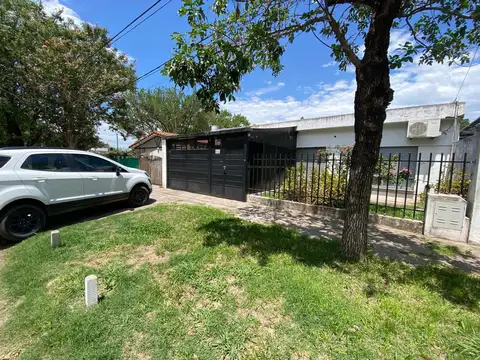 Casa en alquiler dos dormitorios cuenta con cochera doble en san lorenzo al 8100 Fisherton