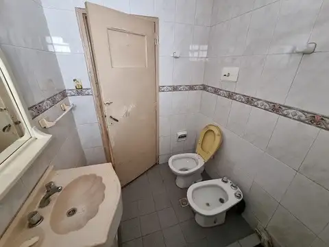 Casa a reciclar sobre lote de 10 x 50 mts.