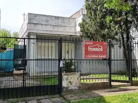 Casa a reciclar sobre lote de 10 x 50 mts.