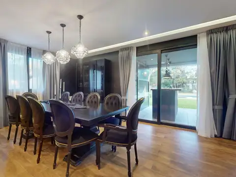 Casa en Venta con 2 cocheras