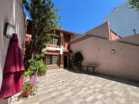 OPORTUNIDAD       CASA EN LOTE PROPIO CON 4 AMB  FONDO / PLAYRROM Y 2 COCHERAS
