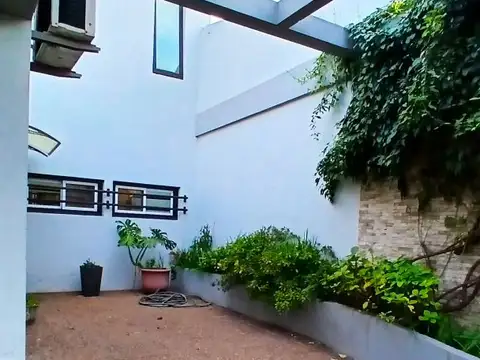 CASA EN LOTE PROPIO DE 3 AMB CON QUINCHO Y COCHERA