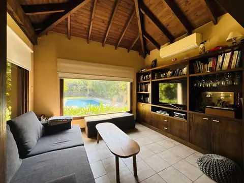 Casa en Alquiler con 2 cocheras