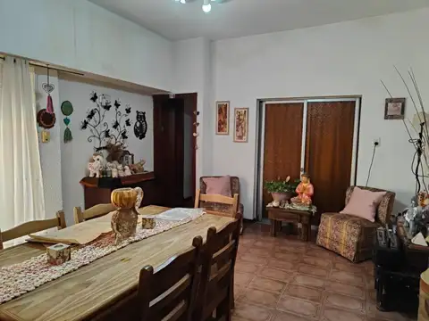 Casa de 4 ambientes con jardín y cochera cubierta
