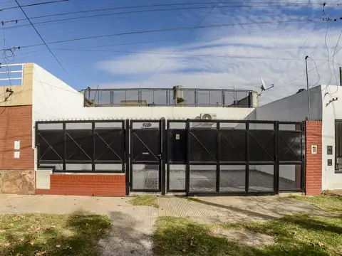 CASA AL FRENTE CON INGRESO DE VEHÍCULO