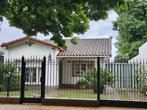 Venta Casa 4 amb. Gran Terreno.  APTO CRÉDITO.