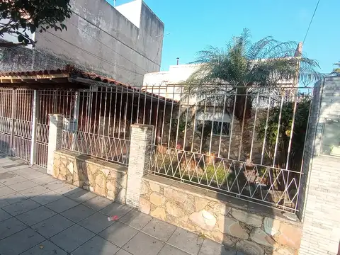 CASA P/2 FAMILIAS CON FONDO LIBRE