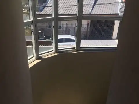 Galpón con 750 m2 construidos en venta en Castelar