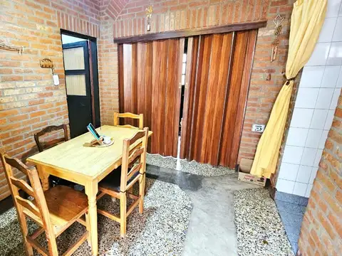CASA DE 3 AMBIENTES CON LOCAL/DEPOSITO