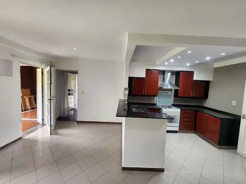 Casa 9 ambientes con 3 baños