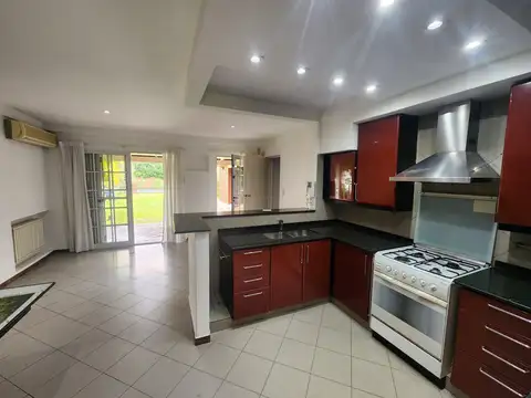 Casa en Alquiler con 2 cocheras