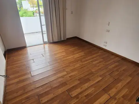 Excelente casa con amplio Jardín y pileta en Fisherton tradicional.