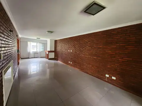 Excelente casa con amplio Jardín y pileta en Fisherton tradicional.