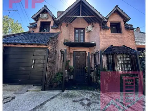 NUEVO VALOR  CHALET 5 AMBIENTES EN VENTA EN HAEDO SOBRE LOTE DE 10X50, COMPUESTO DE DOS PLANTAS.