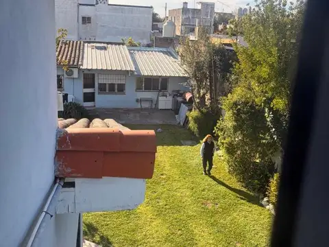 Casa con gran lote, jardin 3 amb mas depto al fondo